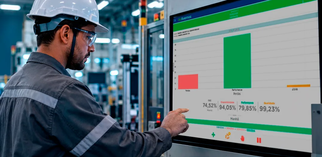 Profissional acompanhando indicadores de produção no ambiente industrial